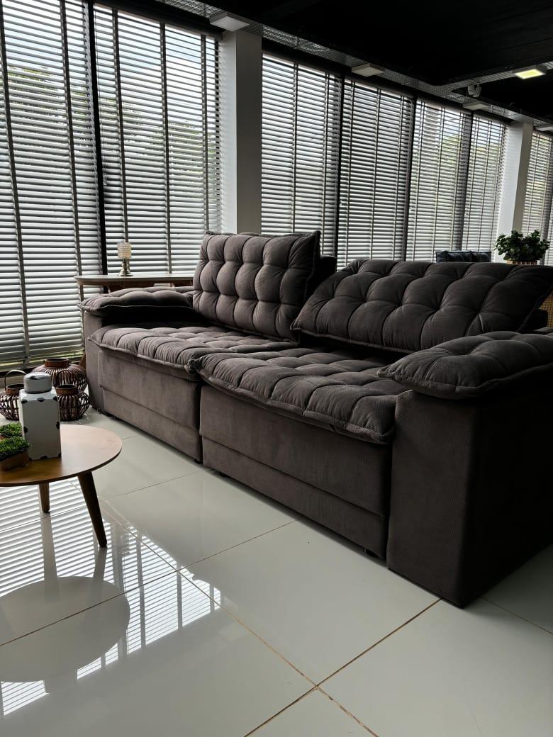 - Sofá de 2 lugares
- 2 asientos retractiles
- Rueditas para facilitar su apertura
- Respaldero reclinable con 3 posiciones
- Brazo relleno con fibra
- Precinta italiana
- Madera reforestada seca
- Dimensiones: 2.56 x 0.90 x 1.05 
- Peso: 120 kg