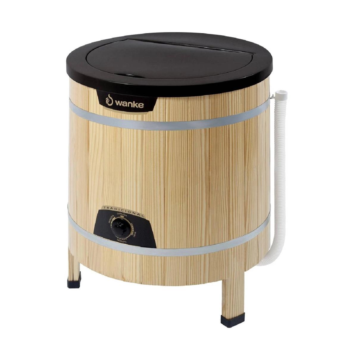 5 kg de carga superior semiautomático es compacto y eficiente, ideal para espacios reducidos. Ofrece un rendimiento confiable y fácil manejo en color claro.

LAVARROPAS WANKE DE MADERA 5kg CLARO

Su capacidad de 5 kg es perfecta para hogares con espacio limitado. La carga superior facilita el acceso y carga de la ropa sin necesidad de agacharse. Su funcionamiento semiautomático permite un control sencillo del ciclo de lavado, mientras que el diseño en color claro aporta un toque de elegancia. Ideal para quienes buscan una solución práctica y funcional en el lavado de ropa.

Especificaciones
- Capacidad de 5 kg: Adecuado para cargas de tamaño medio, ideal para hogares pequeños.
- Carga superior:  Facilita la carga y descarga de la ropa sin necesidad de agacharse.
- Semiautomático: Permite un control sencillo sobre el ciclo de lavado, combinando eficiencia con flexibilidad
- Diseño de madera:  Estilo atractivo y duradero en un acabado claro que se adapta a cualquier entorno.
- Control de lavado: Incluye diferentes programas para adaptarse a diversas necesidades de lavado
- Eficiencia energética: Optimizado para un menor consumo de electricidad y agua.
- Función de enjuague: Ofrece un enjuague efectivo para eliminar residuos de detergente.
- Diseño compacto: Ahorra espacio, ideal para viviendas con limitaciones de tamaño
- Motor eficiente:  Proporciona un rendimiento de lavado fiable y duradero.
- Fácil mantenimiento:  Componentes accesibles para una limpieza y mantenimiento sencillos.