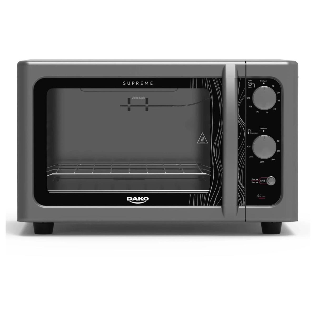 Horno Eléctrico Dako Supreme 44 litros
Su capacidad de 44 litros es ideal para preparar comidas para toda la familia. Cuenta con un control de temperatura ajustable hasta 230°C, un temporizador de hasta 60 minutos y diferentes funciones de cocción, como asar, hornear y gratinar. Su diseño moderno y su fácil limpieza hacen de este horno una opción práctica y elegante para cualquier cocina. Perfecto para quienes buscan versatilidad y eficiencia en un solo aparato.

Características
- 44 litros de capacidad: caben recetas para toda la familia.
- 1 rejilla deslizante: facilita el manejo de las bandejas.
- Aislamiento térmico: alto ahorro energético.
- Pies antideslizantes: dan firmeza al producto.
- Fácil de limpiar: es muy fácil dejar el horno reluciente.
- Lámpara dentro del horno: para realizar un seguimiento de las recetas sin tener que abrir la puerta.
- Temporizador de 120 minutos: facilidad de seguimiento de las recetas.

Especificaciones técnicas
- Dimensiones del producto (L x A x P): 58 x 36,1 x 52,3 cm.
- Potencia: 1750 W
- Grill: Sí
