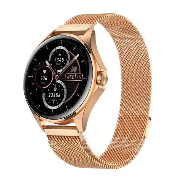 El Reloj Smart Watch SW-7211 de Kodak es un reloj inteligente con las siguientes características:

Pantalla:
- Pantalla táctil HD de 1.32"
- Resolución de 466 x 466 píxeles

Seguimiento de Salud y Estado Físico:
- Monitoreo de salud 24/7 (frecuencia cardíaca, oxígeno en sangre - SpO2, presión arterial, prueba de estrés)
- Más de 100 modos deportivos con seguimiento de movimiento a través del GPS del móvil
- Podómetro
- Monitoreo del sueño

Funciones Inteligentes:
- Llamadas por Bluetooth y soporte de Asistente de Voz (BT 5.0 + BT 3.0)
- Notificaciones de mensajes
- Control de cámara
- Control de música
- Función "Encontrar teléfono"
- Reloj mundial, alarma, cronómetro, temporizador
- Actualizaciones del clima
- Calculadora, calendario, recordatorios
- Firmware multi-idioma
- Múltiples carátulas de reloj (10 preinstaladas + opciones personalizables)

Diseño y Construcción:
- Botón de navegación con corona giratoria
- Material de la Caja: Aleación de Zinc
- Material de la Correa: Acero Inoxidable
- Resistencia al Agua: IP67

Batería:
- Capacidad de la batería: 260mAh
- Tiempo de funcionamiento: Hasta 5 días
- Tiempo en espera: Aproximadamente 10 días
- Tiempo de carga: Alrededor de 3 horas
- Método de carga: Carga Inalámbrica / Carga Magnética

Conectividad y Compatibilidad:
- Bluetooth: BT 5.0 + BT 3.0
- Compatible con Android e iOS

Otras Características:
- Micrófono y altavoz incorporados
- GPS (a través del móvil)

En la Caja:
- Kodak Smartwatch SW-7211
- Base de carga
- Paño de limpieza
- Manual de usuario
La principal característica distintiva del SW-7211 es su color en Oro. En cuanto a las funcionalidades y especificaciones técnicas, es muy similar al modelo SW-7212