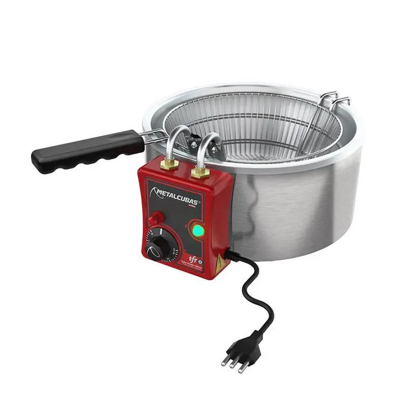La freidora Metalcubas TFRE-7 ELECTR de 7 litros es ideal para cocinar en casa o en pequeños negocios. Su capacidad de 7 litros permite freír grandes cantidades de alimentos de una vez. Equipada con un termostato ajustable y control de temperatura preciso, garantiza resultados crujientes y dorados. Su diseño en acero inoxidable asegura durabilidad y fácil limpieza. Con una potencia de 2000 vatios, calienta rápidamente y mantiene una temperatura constante. Perfecta para preparar deliciosas comidas fritas de manera eficiente y rápida.

- ACCESORIOS: CESTA DE FREÍR CON ASAS ERGONÓMICAS
- ALTO CAJA 1: 0,22 MTS
- ANCHO CAJA 1: 0,47 MTS
- BASE ANTIDESLIZANTE: SI
- CAPACIDAD MAXIMA: 7 LTS
- COLOR: INOX
- FILTRO: DE ACEITE REMOVIBLE
- LARGO CAJA 1: 0,58 MTS
- MATERIAL: ACERO INOXIDABLE
- MODELO: TFRE-7 ELECTR
- PESO: 3,30 KG
- PESO CAJA 1: 4,20 KG
- POTENCIA: 3,8 KW
- TEMPERATURA AJUSTABLE: AJUSTABLE HASTA 190°C
- TIPO: FREIDORA ELÉCTRICA
-VOLTAJE: 220-240V, 50-60Hz