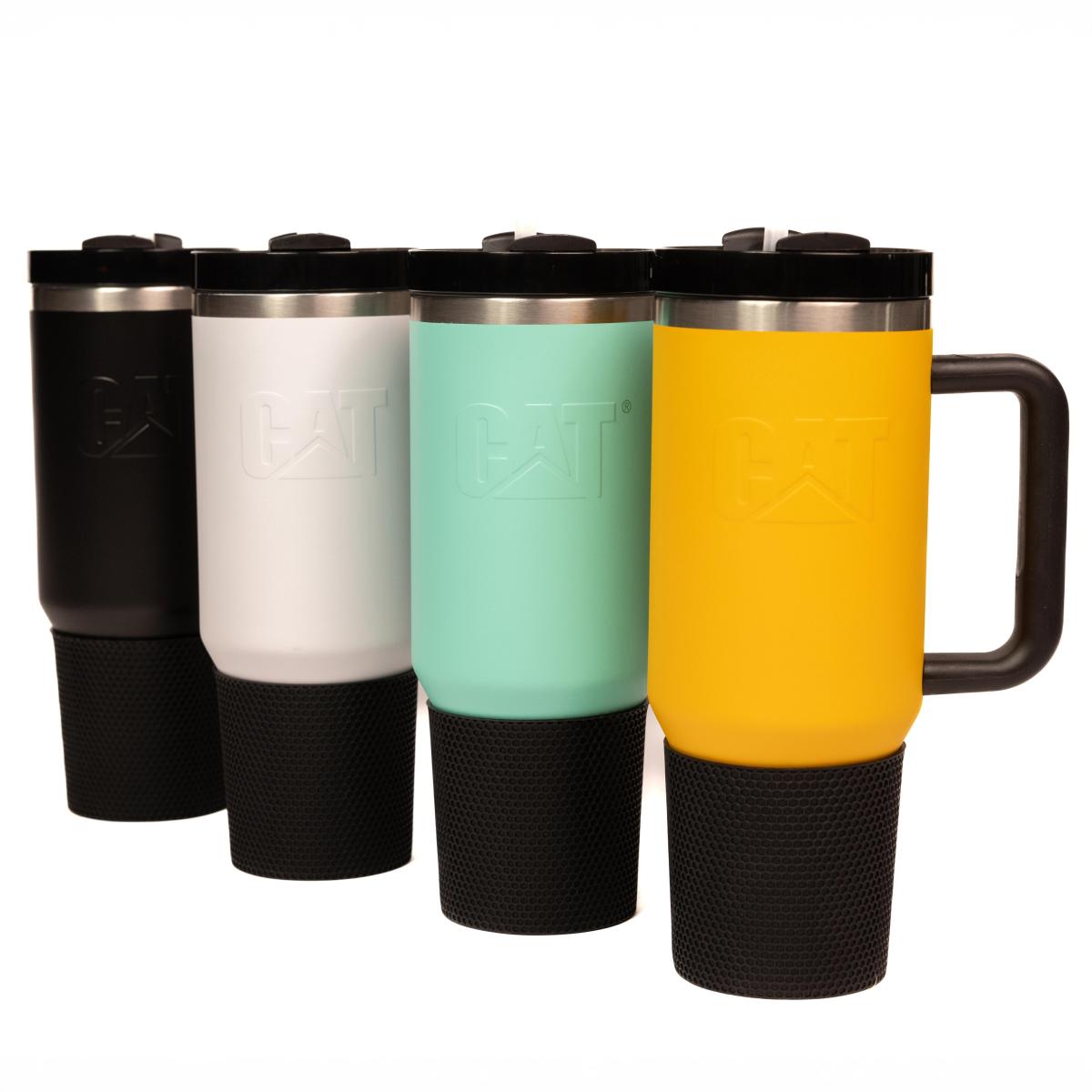 Presentamos el vaso térmico CAT con manija de 1,18 litros, tu compañero definitivo para la hidratación en movimiento. Diseñado para la durabilidad y la comodidad, este vaso es la adición perfecta para tu estilo de vida activo.

- Características principales:
Construcción en acero inoxidable: Fabricado con acero inoxidable de alta calidad, este vaso mantiene tus bebidas calientes o frías durante horas. Es resistente a la oxidación, fácil de limpiar y diseñado para durar, ideal tanto para el uso diario como para aventuras exigentes.

- Funda de silicona resistente: La funda de silicona no solo agrega una capa extra de protección, sino que también proporciona un agarre seguro, facilitando su manejo incluso en las condiciones más extremas. Además, aporta un toque de color y estilo a tu vaso.

- Manija robusta: Equipado con una manija resistente, este vaso es fácil de transportar a donde quiera que vayas. Ya sea que estés de excursión, trabajando en un sitio de construcción o simplemente viajando, la manija te permite llevar tu vaso sin esfuerzo.

- Compatible con portavasos: Diseñado para encajar en la mayoría de los portavasos, el vaso térmico CAT de 1,18 L es ideal para tu automóvil, camión o incluso tu silla de exterior favorita. Olvídate de preocupaciones por derrames mientras te desplazas.

- Pajilla incluida: Para quienes prefieren beber con pajilla, este vaso viene con una incluida, permitiéndote disfrutar de tus bebidas de manera cómoda y sencilla.

- Mantente hidratado y listo para cualquier desafío con el vaso térmico CAT con manija de 1,18 L. Ya sea un día intenso de trabajo o una escapada de fin de semana, este vaso está diseñado para seguirte el ritmo. Disfruta de la combinación perfecta de durabilidad, estilo y comodidad en cada sorbo.

¡Consigue el tuyo hoy y experimenta la funcionalidad y el diseño resistente del vaso térmico CAT con manija!