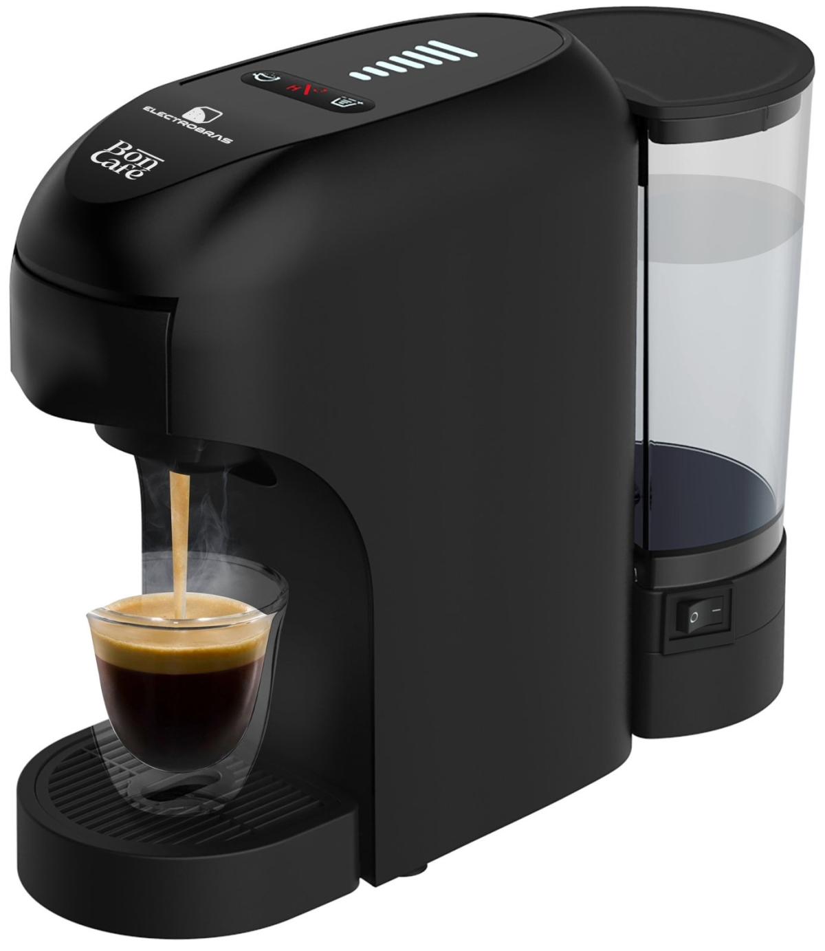 La cafetera multicápsula Electrobras Bon Café ofrece una solución versátil y de alto rendimiento para los amantes del café, integrando una potencia de 1400W con una presión de 20 bares que garantiza una extracción eficiente, intensa y llena de aroma. Su innovador sistema multicápsula 3 en 1 permite preparar café utilizando cápsulas compatibles con Nespresso y Dolce Gusto, así como café molido, adaptándose a distintas preferencias con total facilidad. Equipada con un depósito de agua de 850 ml, brinda mayor autonomía para múltiples preparaciones sin necesidad de recarga constante. Además, incorpora una bandeja de goteo extraíble que facilita la limpieza y el mantenimiento diario, optimizando la experiencia de uso.

- Modelo: Bon Café EBCM-20.
- Color: Negro.
- Voltaje: 220V.
- Potencia: 1400W.
- Capacidad: 850 ml.
- Bomba de presión: 20 bares.
- Cápsulas compatibles: Nespresso, Dolce Gusto y Café en polvo.