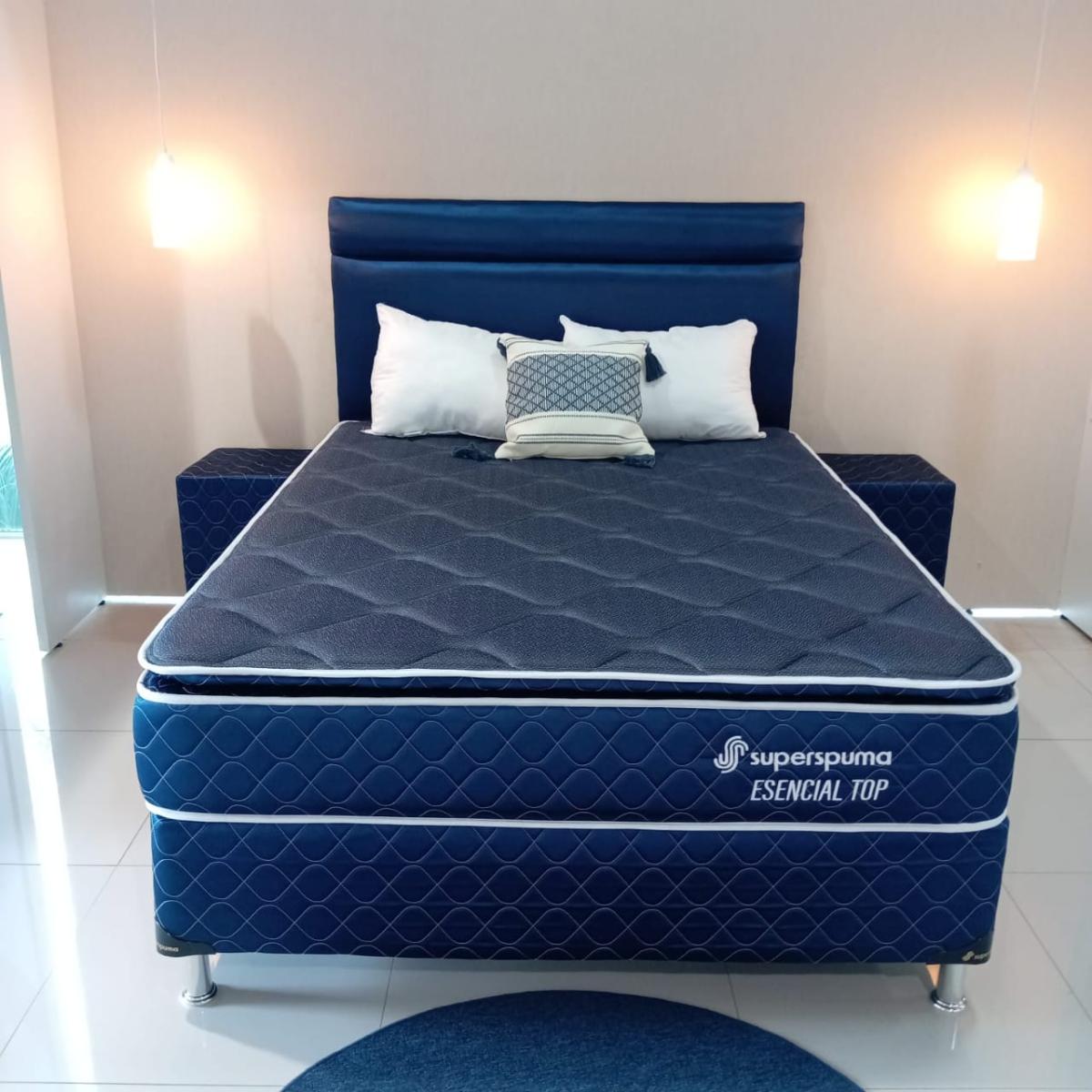 Colchón con pillow top con capas de confort de espumas de baja densidad, que además cuenta con resortes bonell que se adaptan de manera uniforme de acuerdo con el soporte de peso.

Este modelo es un accesorio minimalista para tu habitación.

Descripción
Este modelo cuenta con capas de confort compuestas por espumas superpuestas. Estructura interna con resortes clásicos tipo bonell, cubiertos con espumas de baja densidad, con marcos perimetrales.

Ficha técnica
- Medida: 140×190 cm  
- Diseño: Pillow top
- Versión: Azul- Bordo- Negro
- Tecnología: resortes bonell
- Densidad: baja
- Soporte: 80 kilos
- Altura total: 62