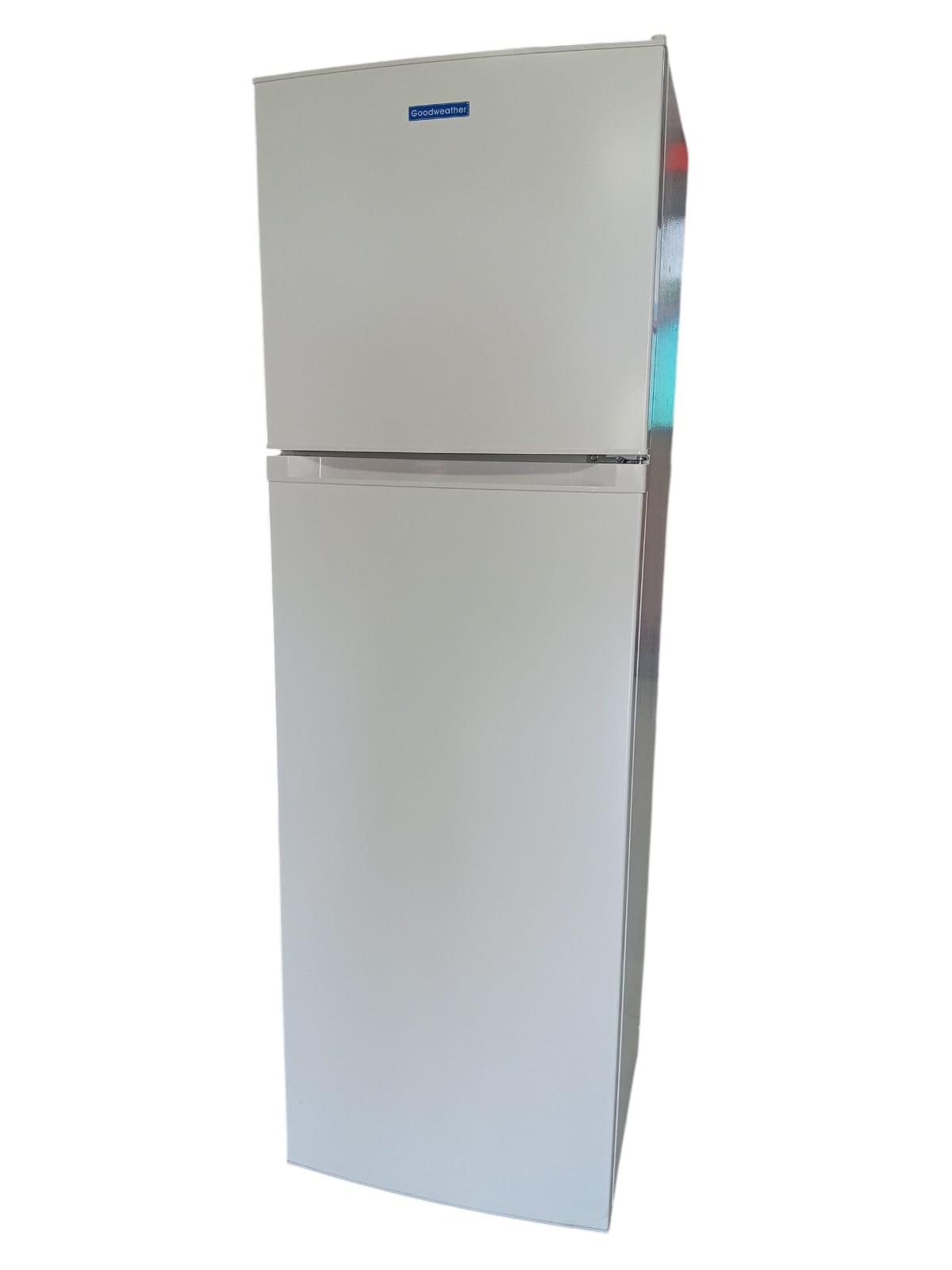 ¡Descubre la Heladera Goodweather GW-365W, la solución perfecta para mantener tus alimentos frescos y organizados! Con una capacidad neta de 275 litros y un diseño elegante en color blanco, esta heladera combina una tecnología de conservación óptima con una funcionalidad que se adapta a tu estilo de vida.

Heladera Goodweather GW-365W de 275Lts: Frescura y Diseño para tu Cocina
Tecnología de Conservación Avanzada
- Sistema de Frío Húmedo: Especialmente diseñado para conservar tus frutas y verduras frescas por más tiempo, ya que mantiene la humedad natural en el interior, evitando que se resequen.
- Temperatura ajustable: Con 7 niveles de ajuste, puedes seleccionar la temperatura ideal para el refrigerador (de 0°C a 10°C).
- Descongelamiento flexible: Cuenta con la opción de descongelamiento automático y manual, lo que facilita el mantenimiento del equipo.
Espacio, Diseño y Funcionalidad
- Organización interior: Su amplio espacio incluye estantes de vidrio interior, un cajón para frutas y verduras, y un congelador con dos compartimientos y una cubetera de hielo.
- Puertas reversibles: Adapta la apertura de las puertas a la configuración de tu cocina para una mayor comodidad.
- Medidas ideales: Con una altura de 170 cm, un ancho de 54 cm y una profundidad de 53 cm, se integra fácilmente en cualquier espacio.
Especificaciones y Peso
- Voltaje: 220V/50Hz
- Peso: 40 kg
La Heladera Goodweather GW-365W es la elección ideal para quienes buscan un electrodoméstico eficiente, funcional y con un diseño que destaca. ¡Conserva la frescura con Goodweather!