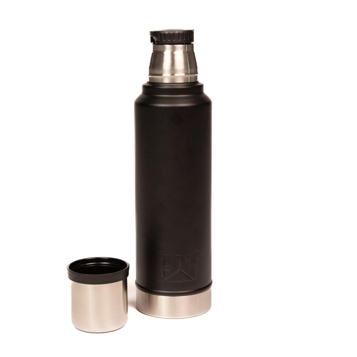 Características Principales:

- Capacidad de 1,3 litros
- Construcción en acero inoxidable: Fabricado con acero inoxidable de alta calidad, este vaso mantiene tus bebidas calientes o frías durante horas. 
- Es resistente a la oxidación, fácil de limpiar y diseñado para durar, ideal tanto para el uso diario como para aventuras exigentes.
- Revestimiento duradero:  revestido de cobre y un acabado en pintura en polvo de alta durabilidad, lo que garantiza años de uso confiable