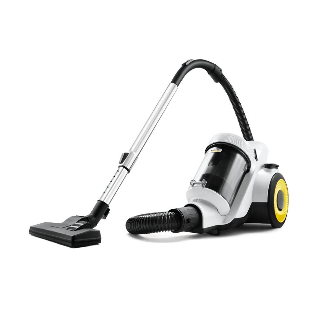 Descripción del producto
La aspiradora Kärcher VCL 3 Cyclonic ofrece un sistema multiciclónico sin bolsa que asegura una limpieza eficiente y cómoda, evitando el uso de bolsas desechables. Su depósito transparente de 1,5 litros se vacía fácilmente con un clic, mientras que su diseño compacto permite guardarla sin ocupar demasiado espacio.

Características Principales
- Potencia de 1000 W
- Sistema multiciclónico sin bolsa
- Depósito transparente de 1,5 litros, lavable
- Filtro HEPA que retiene polen y partículas finas
- Cable de aproximadamente 5 m con radio de acción de 7–7,5 m
- Diseño compacto y práctico

Equipamiento Incluido
- Boquilla para ranuras
- Cepillo para muebles
- Tubo telescópico

Ventajas Destacadas
- Limpieza eficiente y sin necesidad de bolsas
- Ideal para personas con alergias gracias a su filtro HEPA
- Fácil vaciado e higiénico del depósito
- Radio de acción amplio para mayor comodidad
- Tamaño compacto que facilita el almacenamiento
