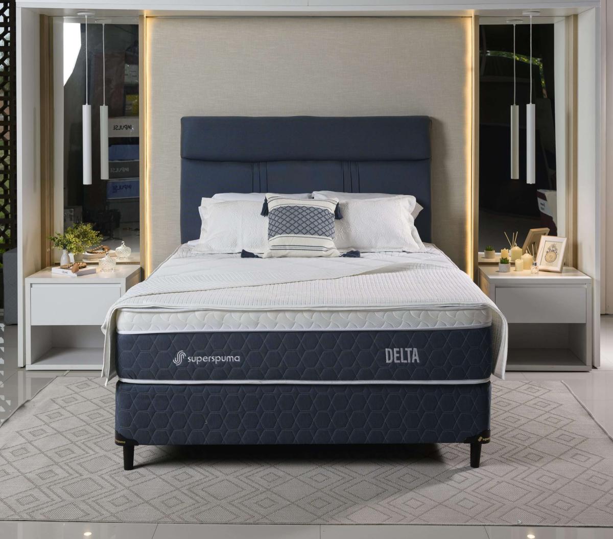 Description
Diseñado para quienes buscan el mejor descanso, Delta combina elegancia, tecnología y confort superior. En su interior los resortes bonell aportan firmeza y durabilidad, mientras que su superficie Euro Top añade una capa extra de suavidad a tu descanso.

Delta cuenta con una tecnología anti ácaros, garantizando un descanso más saludable y seguro, es el equilibrio perfecto entre calidad, sofisticación y bienestar, haciendo de cada noche una experiencia de confort absoluto.

- Medidas: 180×200
- Diseño: Euro Top
- Versión: Azul – Gris – Marrón
- Tecnología: Resortes Bonell
- Densidad: Madia Alta
- Soporte: 130 Kg.
- Altura total: 71 cm.