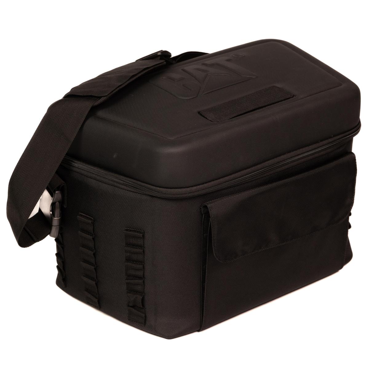 Un bolso térmico resistente y funcional, ideal para llevar tu almuerzo o para una excursión de un día. Tiene capacidad para 18 latas más casi 1 kg de hielo.

Características principales:
 Dimensiones exteriores: 47 cm de largo x 29 cm de ancho x 25 cm de alto
Diseño resistente
Logotipo CAT® moldeado en la tapa
 Tapa rígida aislada para mantener el hielo por más tiempo
 Correa de hombro de 5 cm de ancho para mayor comodidad
 Superficie de velcro en la tapa y correa de hombro para colocar insignias o logotipos personalizados
 Revestimiento interior a prueba de fugas