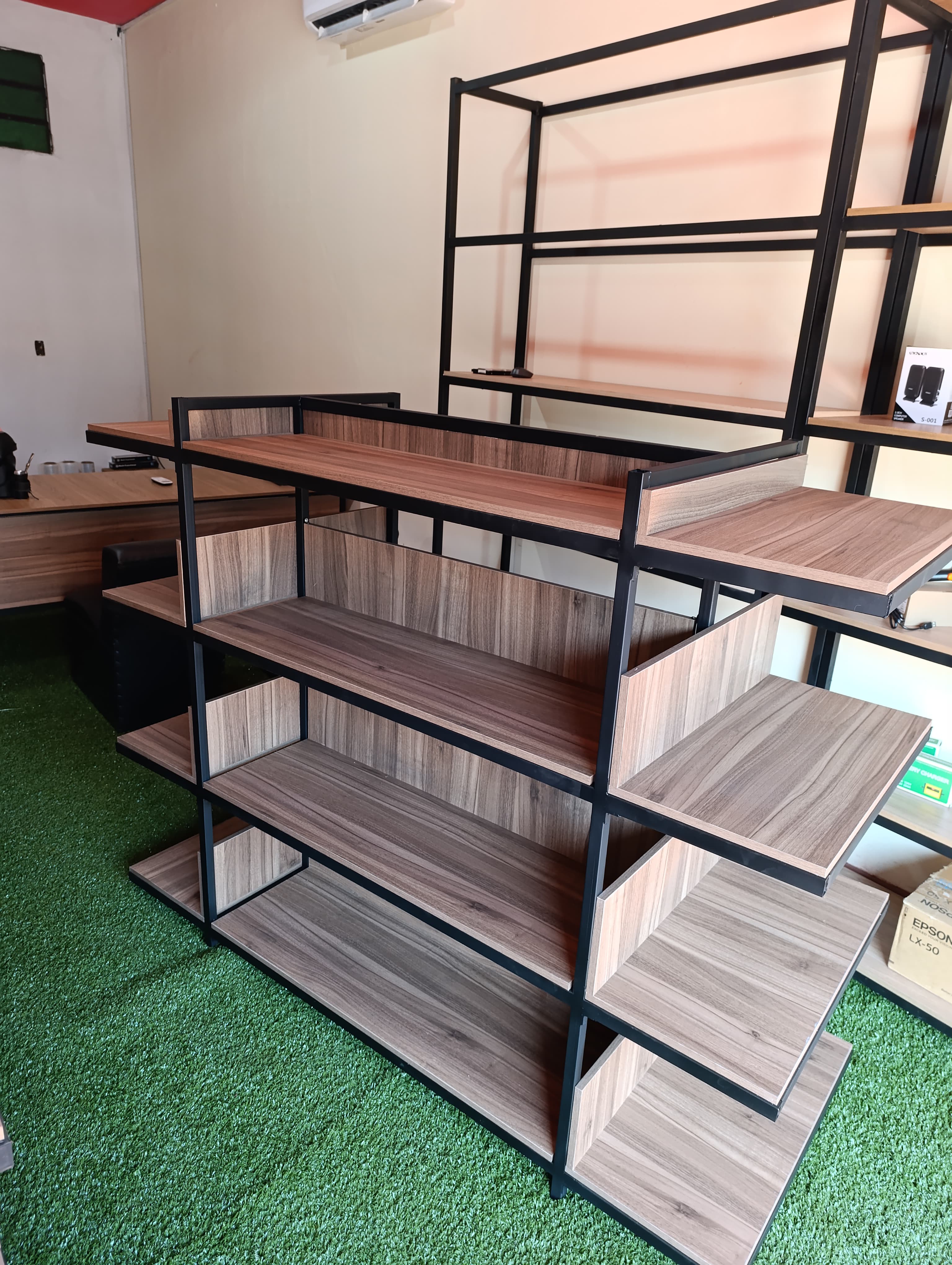 Gondola con doble puntera en melamina 
145 x 185 de largo x 70 de ancho