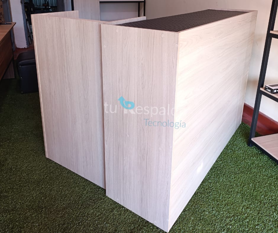 Mostrador de melamina en L engomado, con estante interno y cajón.