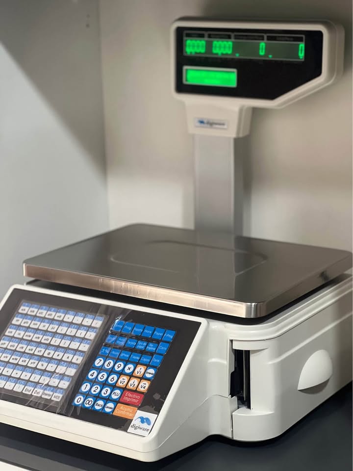 Balanza electrónica con impresora de ticket adhesivo.
peso de hasta 30kg