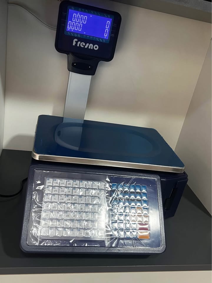 Balanza electronica con impresora de ticket adhesivo y/o ticket continuo.
peso maximo 30kg.